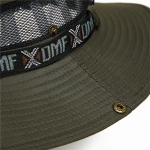 Dettaglio del cappello da sole verde militare con ventilazione e cuciture della tesa