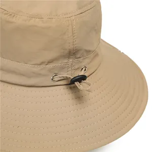 Detalle de gorro de pesca caqui mostrando las costuras reforzadas del ala y el cordón de ajuste