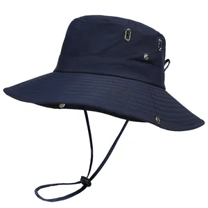 Detalle de gorro de senderismo azul oscuro con ventilación metálica y correa ajustable