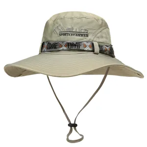 Dettaglio cappello parasole con prese d'aria in rete e tessuto kaki con ricamo fine