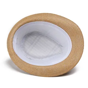 Dettaglio dell'etichetta materiale 100% carta e fascia interna del cappello di paglia fedora