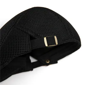 Detalle de la gorra de malla negra transpirable con hebilla metálica de bronce ajustable atrás