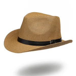 Chapeau fedora en paille beige avec ruban noir et boucle argentée sur fond blanc pur