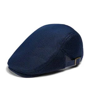 Detalle de gorra plana de malla azul marino con tejido transpirable y hebilla de metal