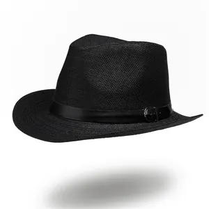 Détail d'un chapeau fedora noir tissé avec une surface texturée et un ruban élégant