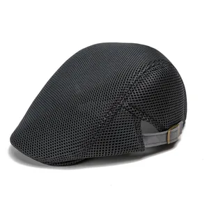 Detalle de gorra de malla negra transpirable con correa ajustable y hebilla metálica