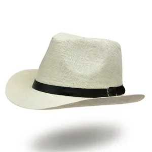 Détail d'un chapeau de paille avec bande en cuir noir et boucle argentée sur fond blanc