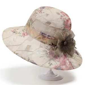 Dettaglio del cappello da sole estivo floreale con fiocco in rete beige e cuciture eleganti