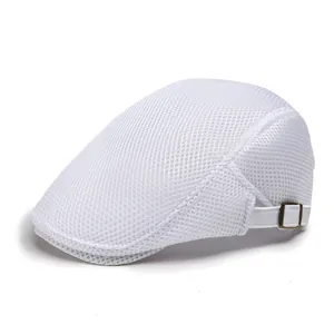 Primer plano detallado de gorra de malla blanca con hebilla metálica ajustable en el lateral