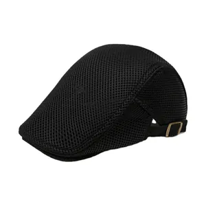 Gorra de malla negra para hombre con hebilla de bronce ajustable y diseño transpirable