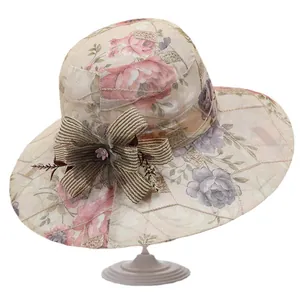Elegante cappello da sole floreale a tesa larga per donna con fiocco a righe e tessuto