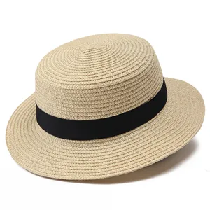 Detalle de sombrero de paja trenzado con copa plana y cinta clásica de color negro