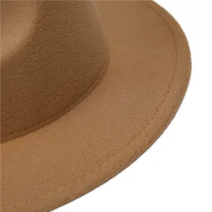 Primer plano de la textura de fieltro de lana y costuras finas en un sombrero fedora