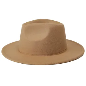 Detalle del sombrero Fedora de lana camel con ala ancha rígida y costuras de precisión