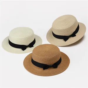 Tres sombreros de paja en crema, beige y camello con lazos negros en vista detallada
