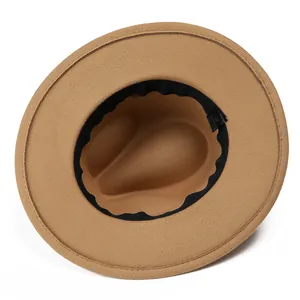 Detalle del interior de un sombrero fedora camel con etiqueta talla 57 y cinta interior