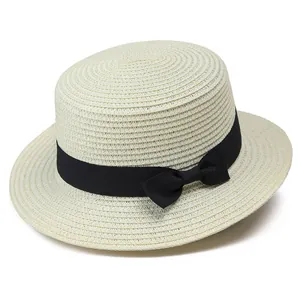 Elegante sombrero boater crema con cinta negra para protección solar de playa en verano