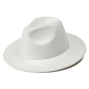 Detalle de sombrero de fieltro blanco con costuras finas y textura de tela suave