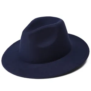 Detalle de fedora de fieltro azul oscuro mostrando costuras de corona y ala ancha plana