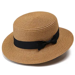 Detalle de sombrero de paja caqui con cinta de grogrén negra y tejido de espiral fino