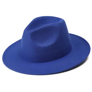 Vista detallada de un clásico sombrero fedora de fieltro azul oscuro con ala ancha y corona