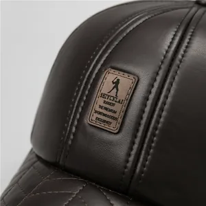 Dunkelbraune Leder-Baseballkappe für Herren mit Ohrenklappen und warmem Plüschfutter