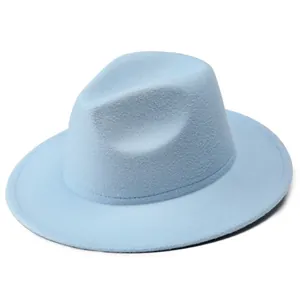 Detalle de sombrero fedora de lana azul claro con textura y copa clásica con pliegue