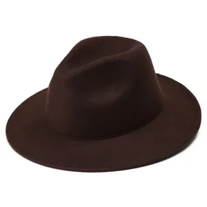 Detalle de la corona de lana de un sombrero fedora marrón oscuro con pliegue de lágrima