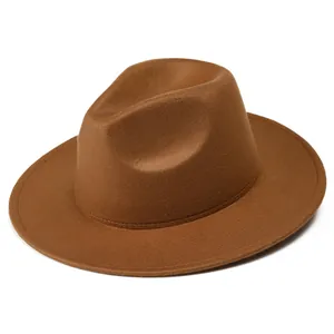 Vista detallada de un sombrero fedora de fieltro marrón con ala ancha plana y copa