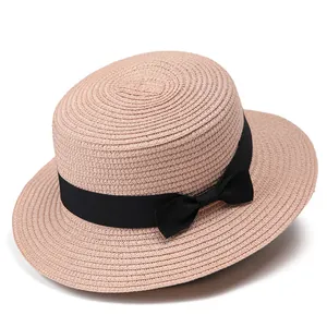 Detalle del tejido de paja y el lazo negro en un sombrero de sol con copa plana
