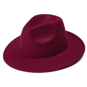 Detalle de sombrero fedora de lana burdeos con ala ancha y corona estructurada