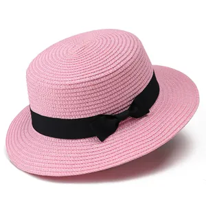 Sombrero boater de paja rosa para mujer con cinta negra para protección solar de verano playa