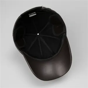 Detailansicht des warmen Innenfutters und der klappbaren Ohrenklappen dieser Leder-Baseballkappe