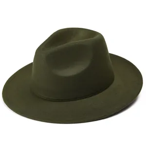 Detalle de la textura de fieltro de lana y la cinta en el sombrero fedora verde oscuro