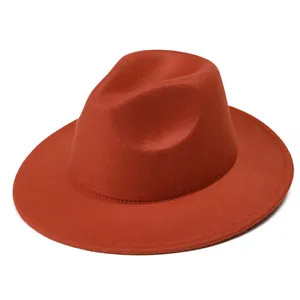 Detalle de la textura de fieltro de lana y ala ancha de este sombrero fedora de otoño