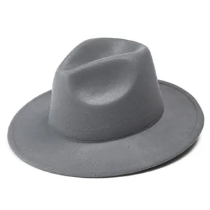 Detalle de sombrero fedora de lana gris oscuro con ala ancha y textura de fieltro