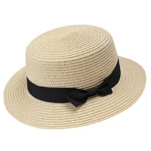 Sombrero de paja de copa plana con lazo negro para protección solar en el verano