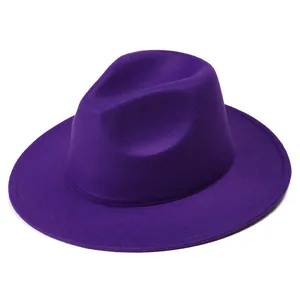 Detalle del sombrero fedora de lana violeta con corona clásica y ala ancha y plana