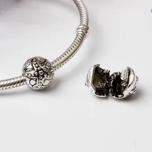 Charm clip étoile de mer argenté sur bracelet à maille serpent au thème nautique