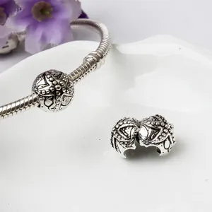 Charm perle étoile de mer argentée sur bracelet chaîne serpent au style océanique