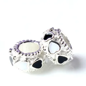 Lot de deux perles argentées avec cœurs en émail noir et blanc et bords perlés pour bracelets