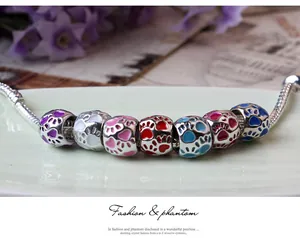 Macro de 7 breloques en émail coloré avec empreintes de pattes pour bijoux DIY créatifs