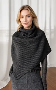 Gedetailleerde gebreide textuur van donkergrijze coltrui poncho met splitzoom en wolmix
