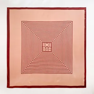 Eleganter Seidenschal in Pfirsich und Rot mit geometrischem Muster und Satin-Finish
