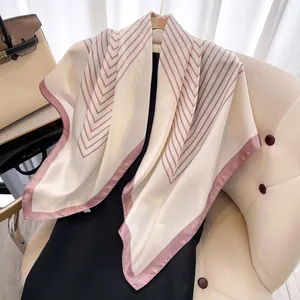 Eleganter Satin-Seiden-Quadrat-Schal mit rosa Zickzackstreifen auf beigem Grund für Damen