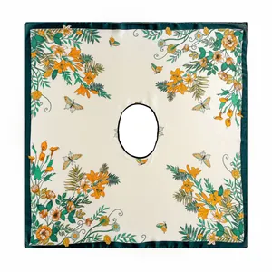 Détail de l'encolure du foulard en soie avec imprimés floraux et bords en satin vert