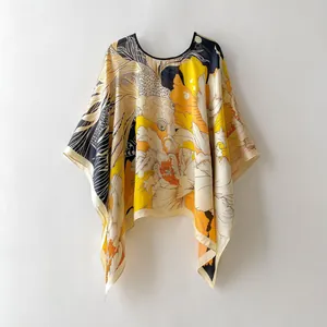 Haut poncho en satin imprimé carpe koi et fleurs jaunes avec manches chauve-souris