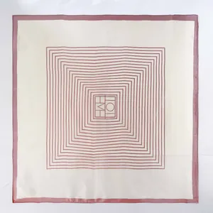 Detaillierte Ansicht eines quadratischen Seidenschals mit rotbraunem Labyrinth-Muster
