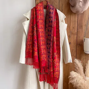 Gros plan d'une écharpe en cachemire ethnique avec motifs paisley et franges sur manteau