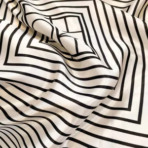 Detail eines seidenähnlichen Satintuchs mit schwarz-weißen geometrischen Streifenmustern